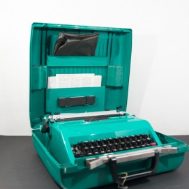 Machine à écrire Studio 45 (Ettore Sottsass pour Olivetti)