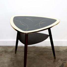 Table basse triangulaire et tripode