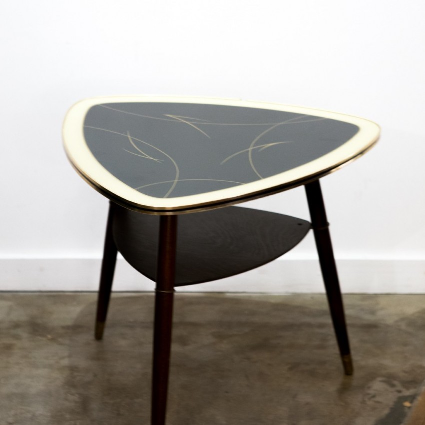 Table basse triangulaire et tripode