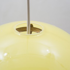 Suspension sphérique en verre jaune