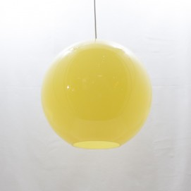 Suspension sphérique en verre jaune