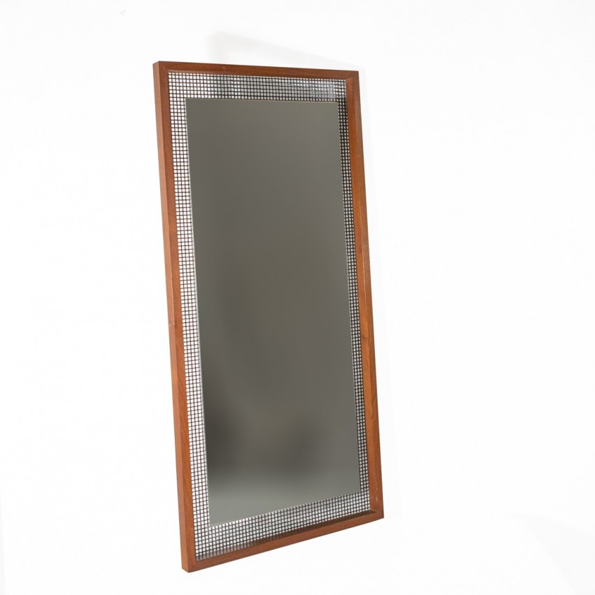 Miroir vertical en bois et tôle perforée