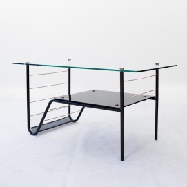 Table basse en verre et laiton, des années, 1950 comportant un porte-revues