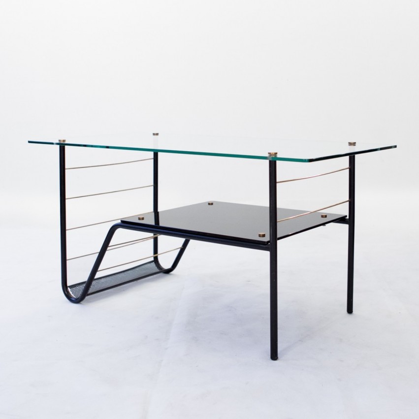 Table basse en verre et laiton, des années, 1950 comportant un porte-revues