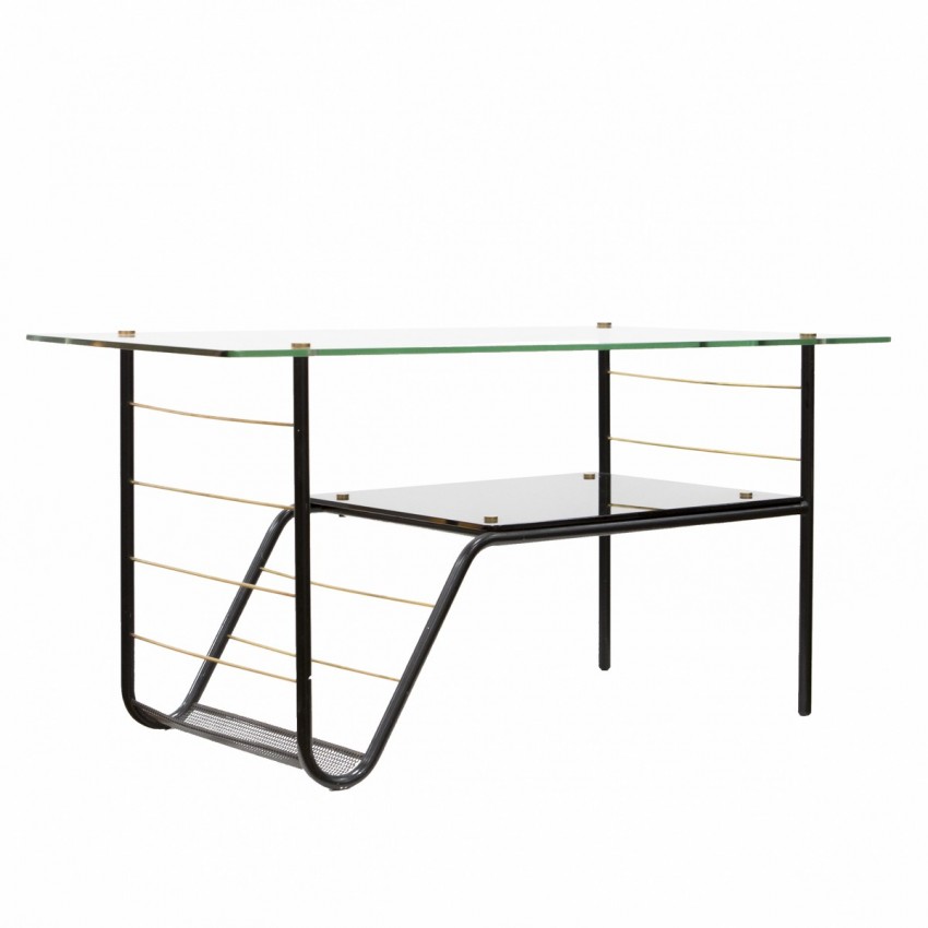 Table basse en verre et laiton, des années, 1950 comportant un porte-revues Table basse en verre et laiton, des années, 1950 comportant un porte-revues