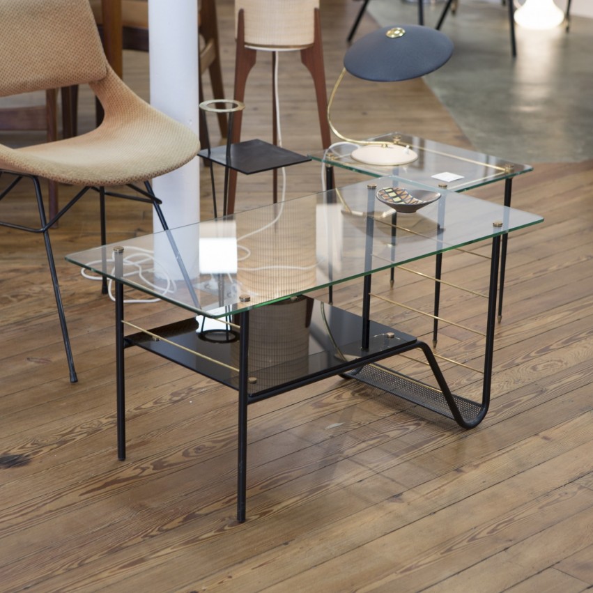 Table basse en verre et laiton, des années, 1950 comportant un porte-revues