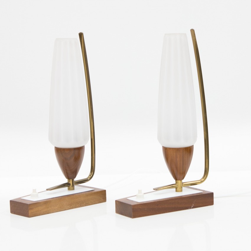 Paire de lampes de chevet bois, laiton et verre opale