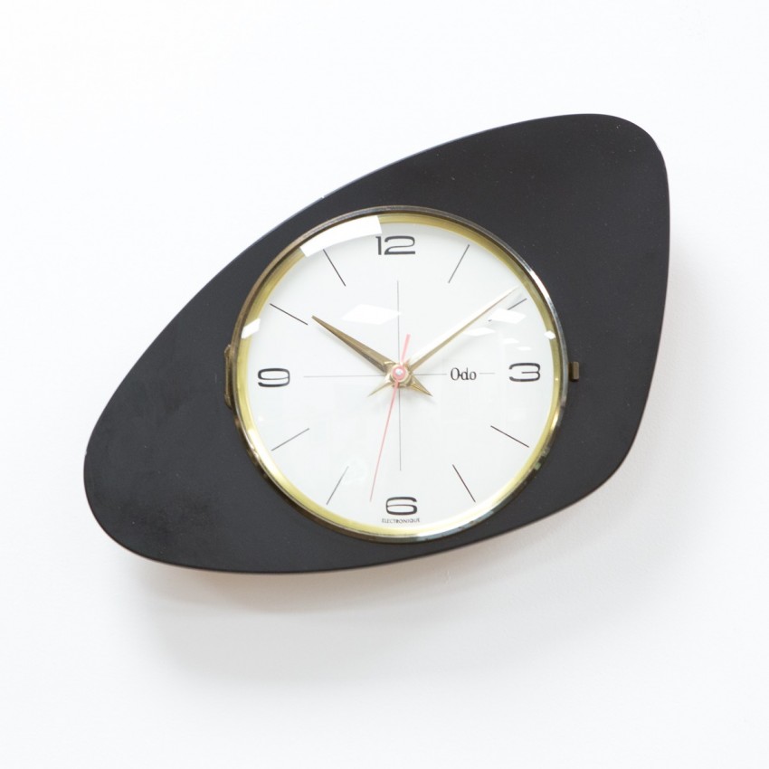 Horloge moderniste Odo en Formica et laiton