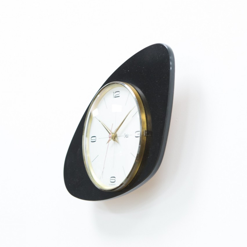 Horloge moderniste Odo en Formica et laiton