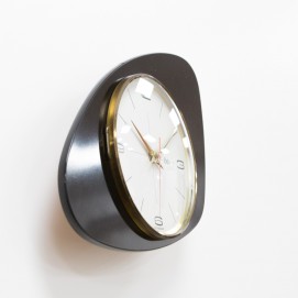 Horloge moderniste Odo en Formica et laiton