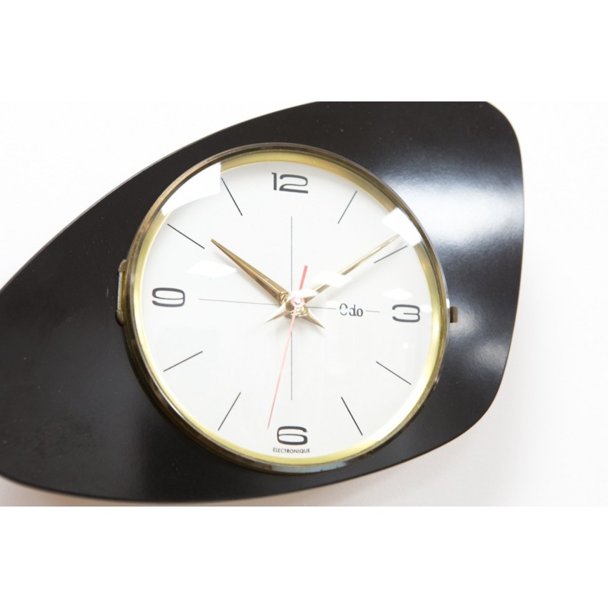 Horloge moderniste Odo en Formica et laiton