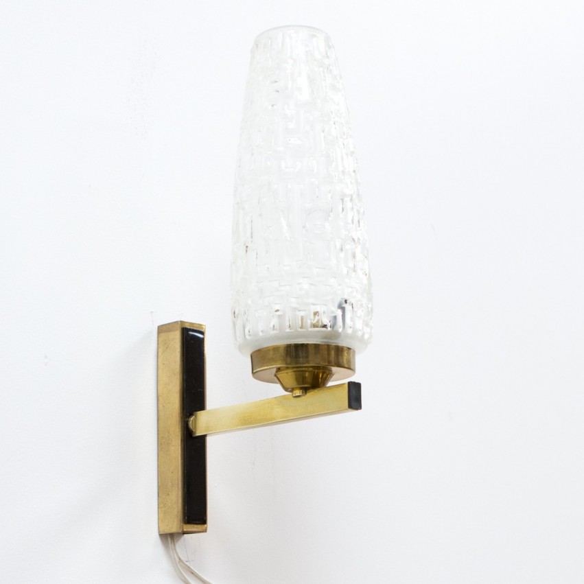 Applique des années 1950 en laiton et verre gravé