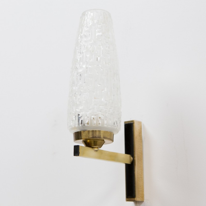 Applique des années 1950 en laiton et verre gravé