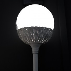 Lampadaire en rotin et boule Mazda