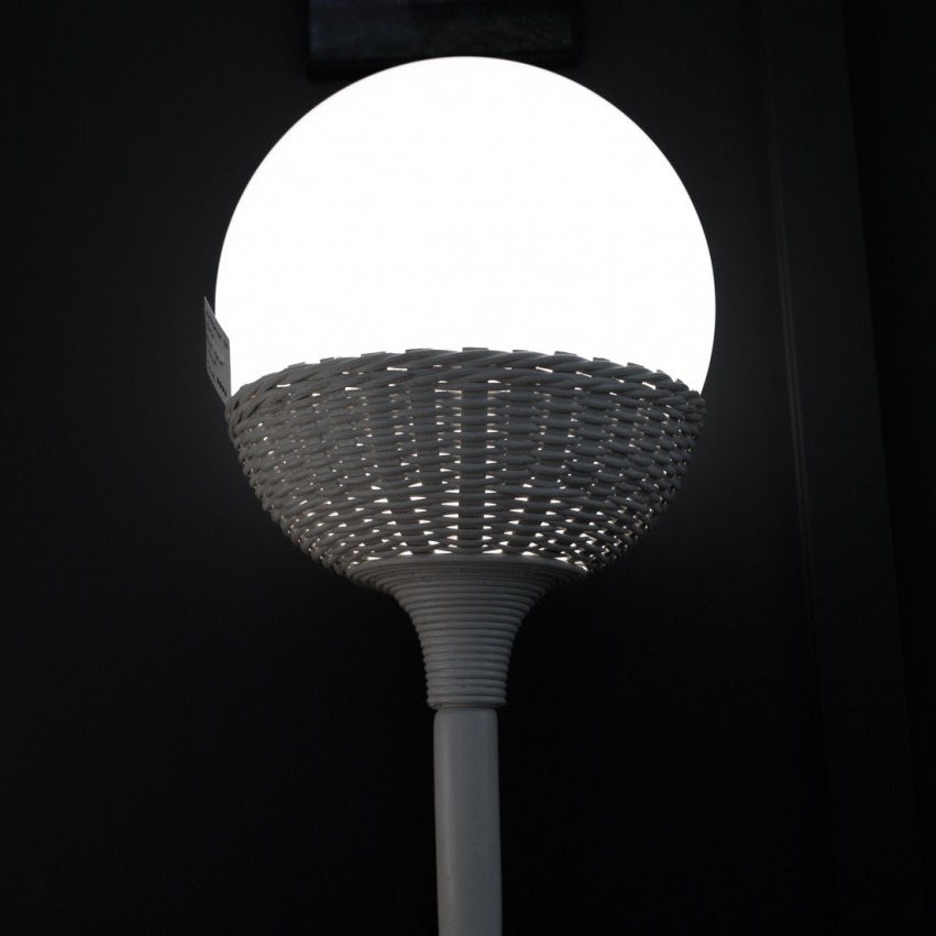 Lampadaire en rotin et boule Mazda