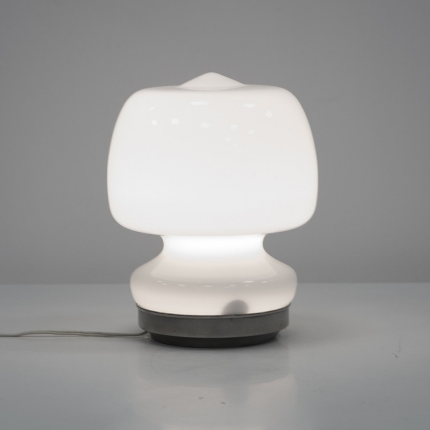 Lampe d'appoint italienne en verre opale des années 1960