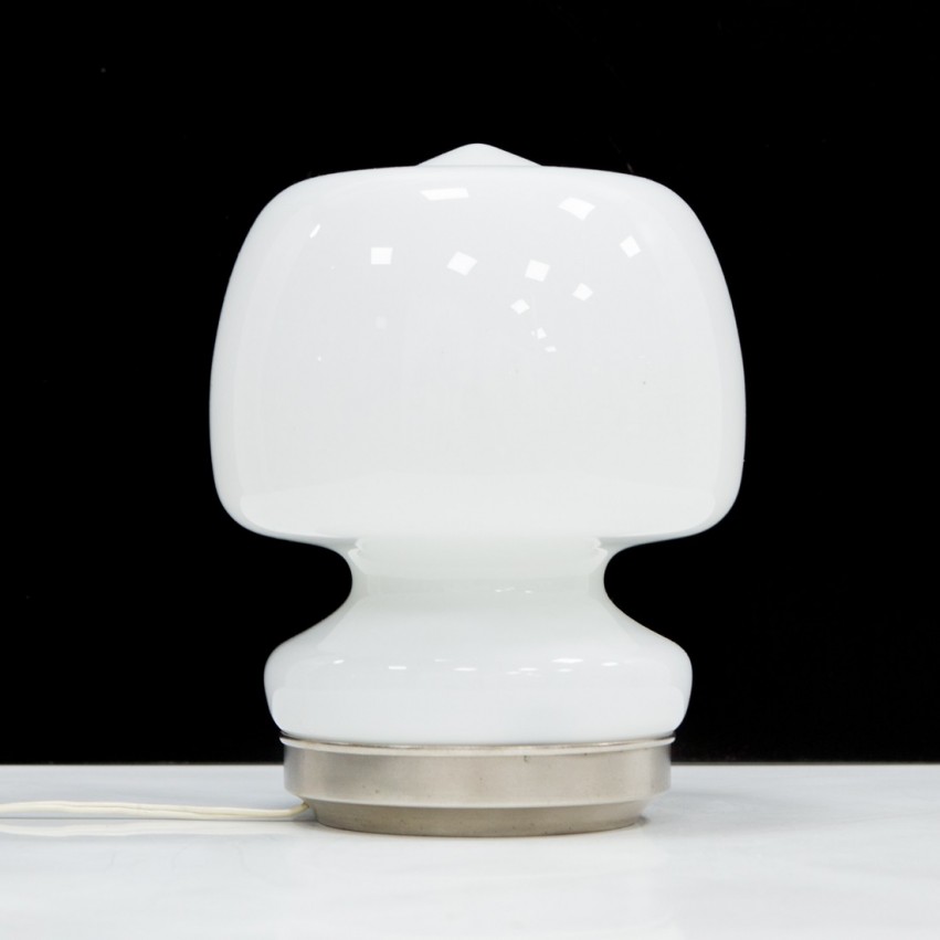 Lampe close d'appoint italienne en verre opale des années 1960