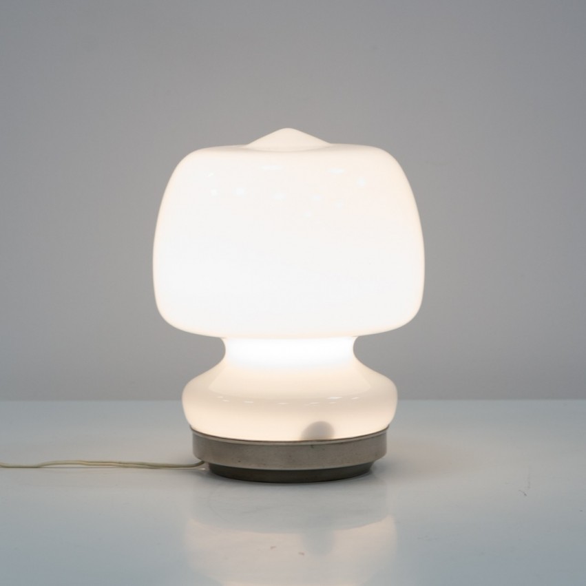 Lampe d'appoint italienne en verre opale des années 1960