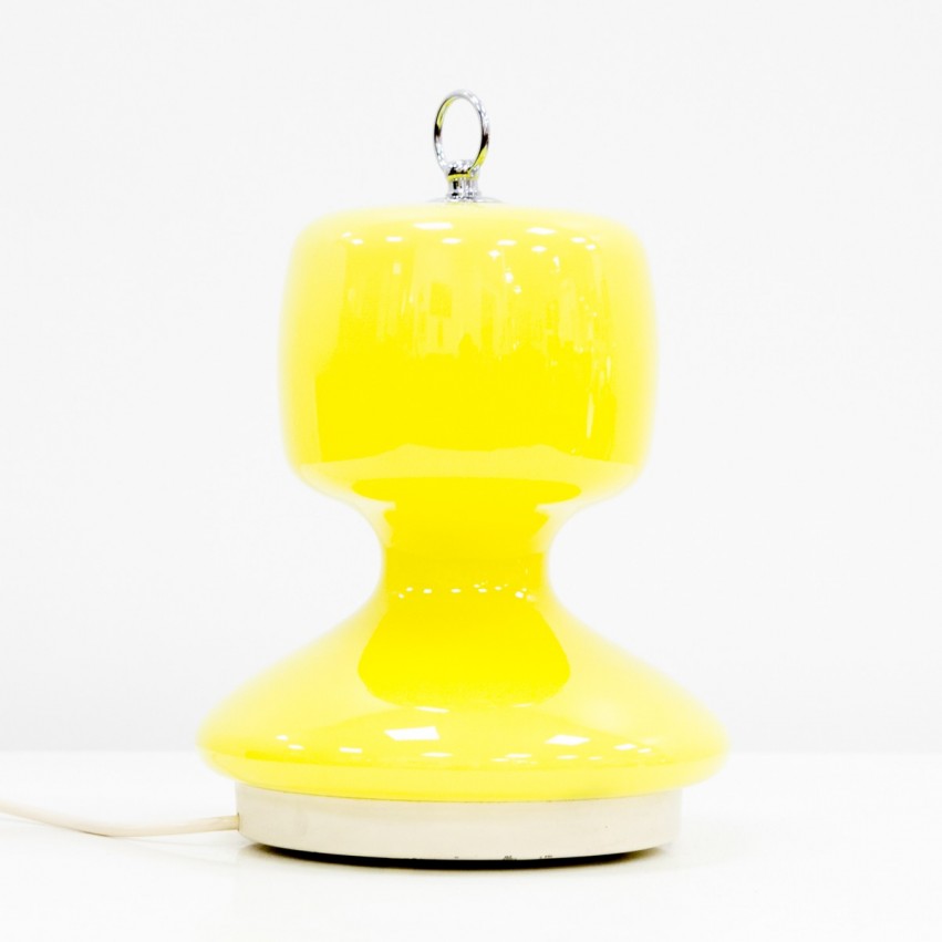 Lampe mobile en verre jaune et métal surmontée d'une poignée