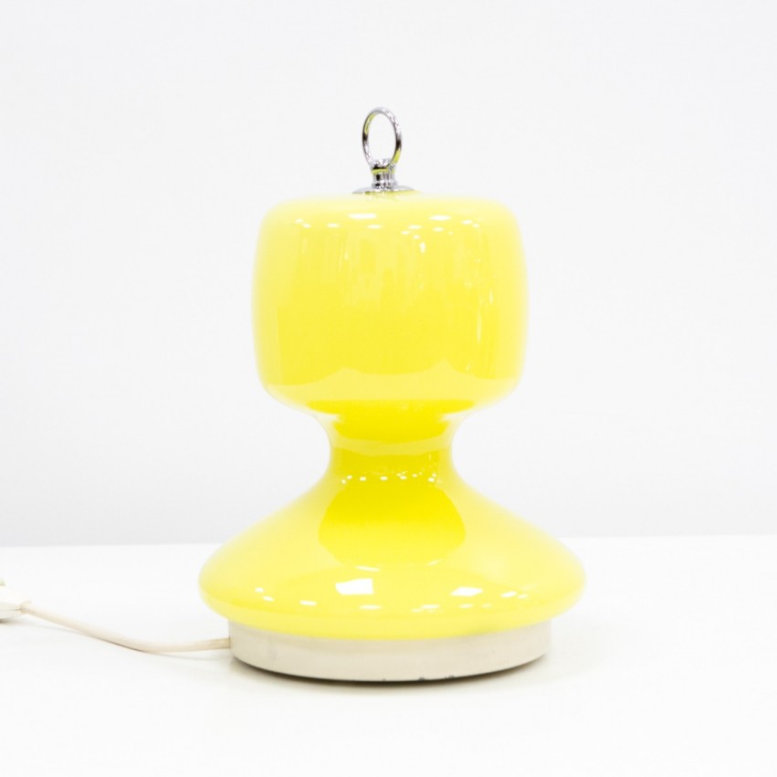 Lampe mobile en verre jaune et métal surmontée d'une poignée