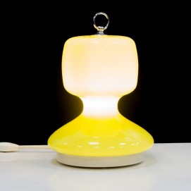 Lampe mobile en verre jaune et métal surmontée d'une poignée