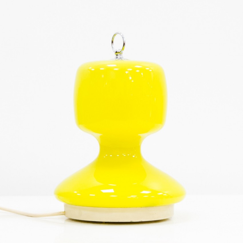 Lampe mobile en verre jaune et métal surmontée d'une poignée