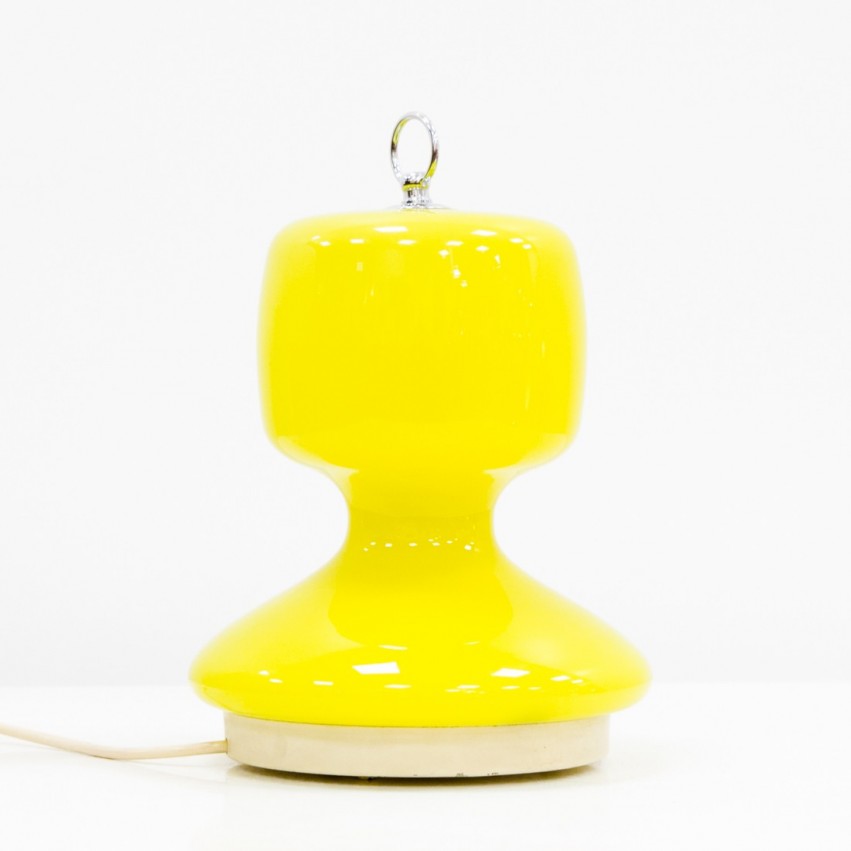 Lampe mobile en verre jaune et métal surmontée d'une poignée