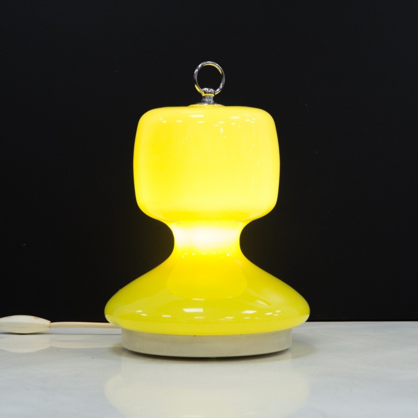 Lampe mobile en verre jaune et métal surmontée d'une poignée