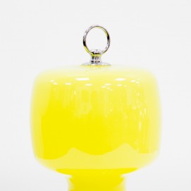 Lampe mobile en verre jaune et métal surmontée d'une poignée