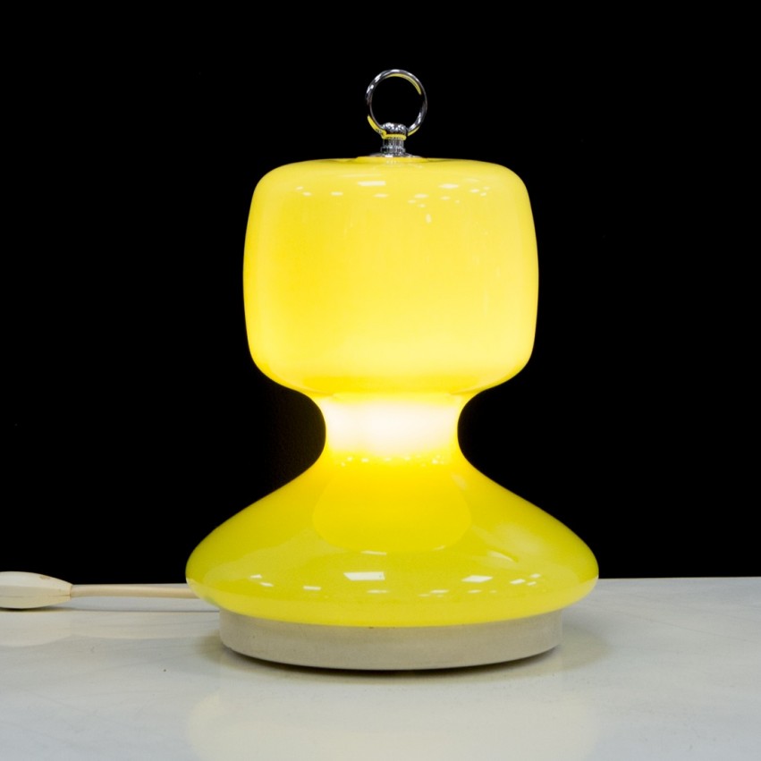 Lampe mobile en verre jaune et métal surmontée d'une poignée