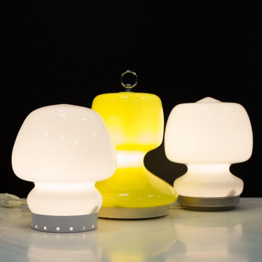 Lampe close mobile en verre jaune et métal surmontée d'une poignée