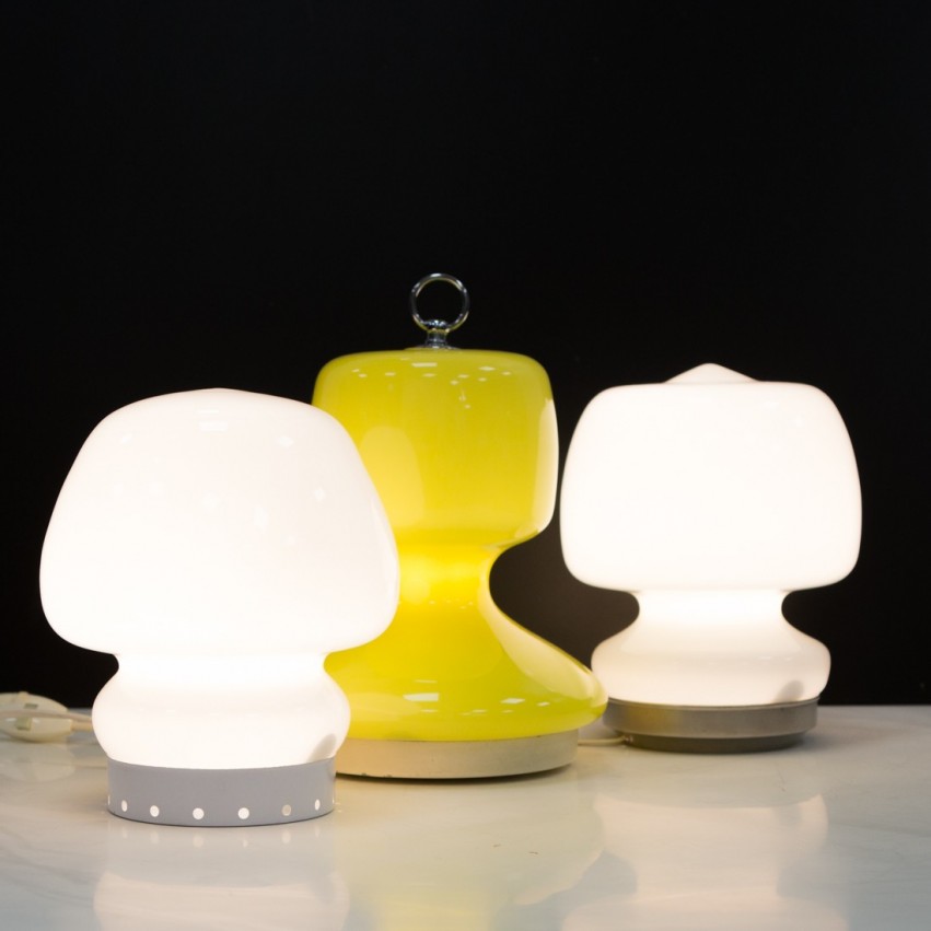 Lampe mobile en verre jaune et métal surmontée d'une poignée