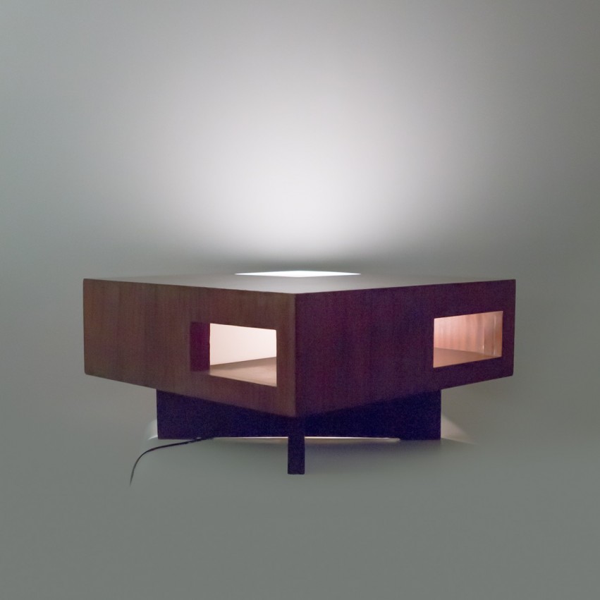 Prototype de table basse lumineuse des années 1950 en bois et Plexiglas.