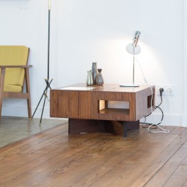 Prototype de table basse lumineuse des années 1950 en bois et Plexiglas.