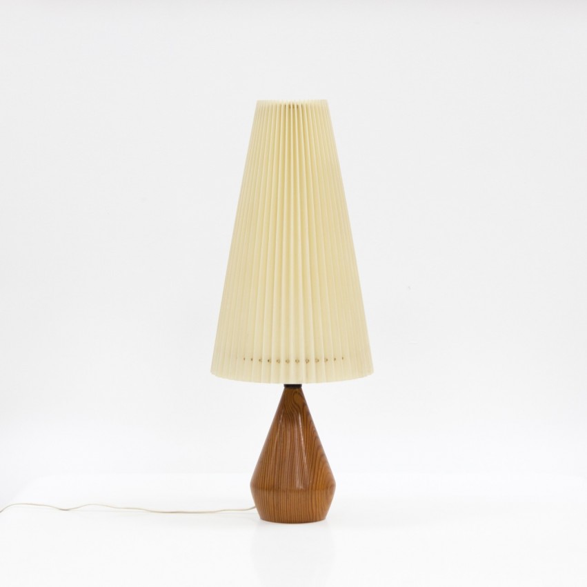 Lampe en bois et abat-jour en plastique plissé