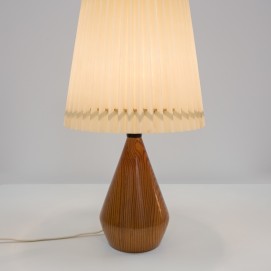 Lampe en bois et abat-jour en plastique plissé