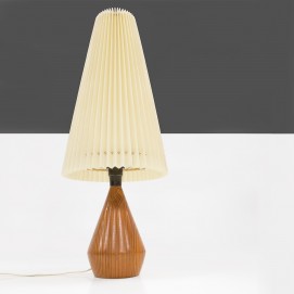 Lampe en bois et abat-jour en plastique plissé