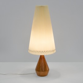 Lampe en bois et abat-jour en plastique plisséLampe en bois et abat-jour en plastique plissé