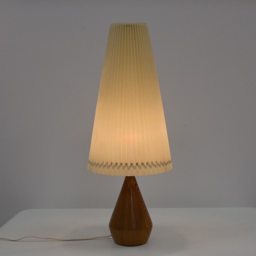 Lampe en bois et abat-jour en plastique plissé