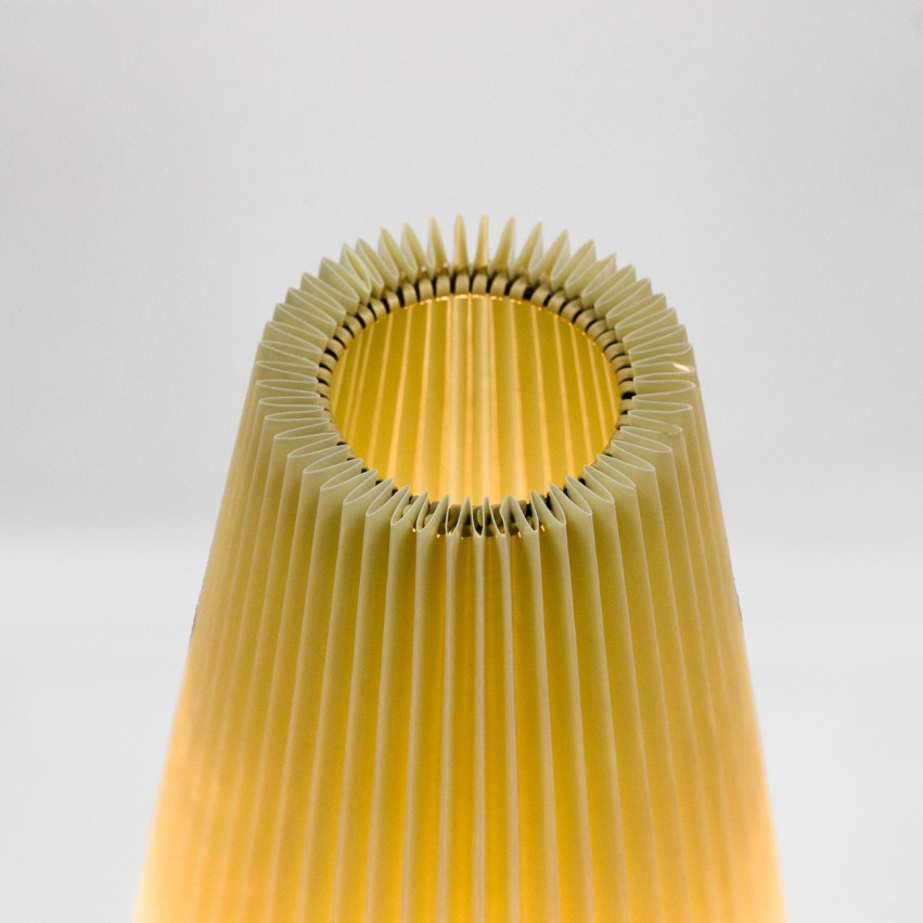 Lampe en bois et abat-jour en plastique plissé