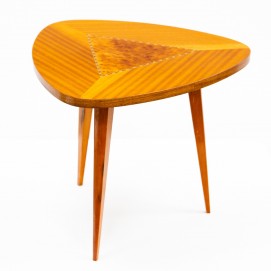 Table basse triangulaire tripode des années 1950