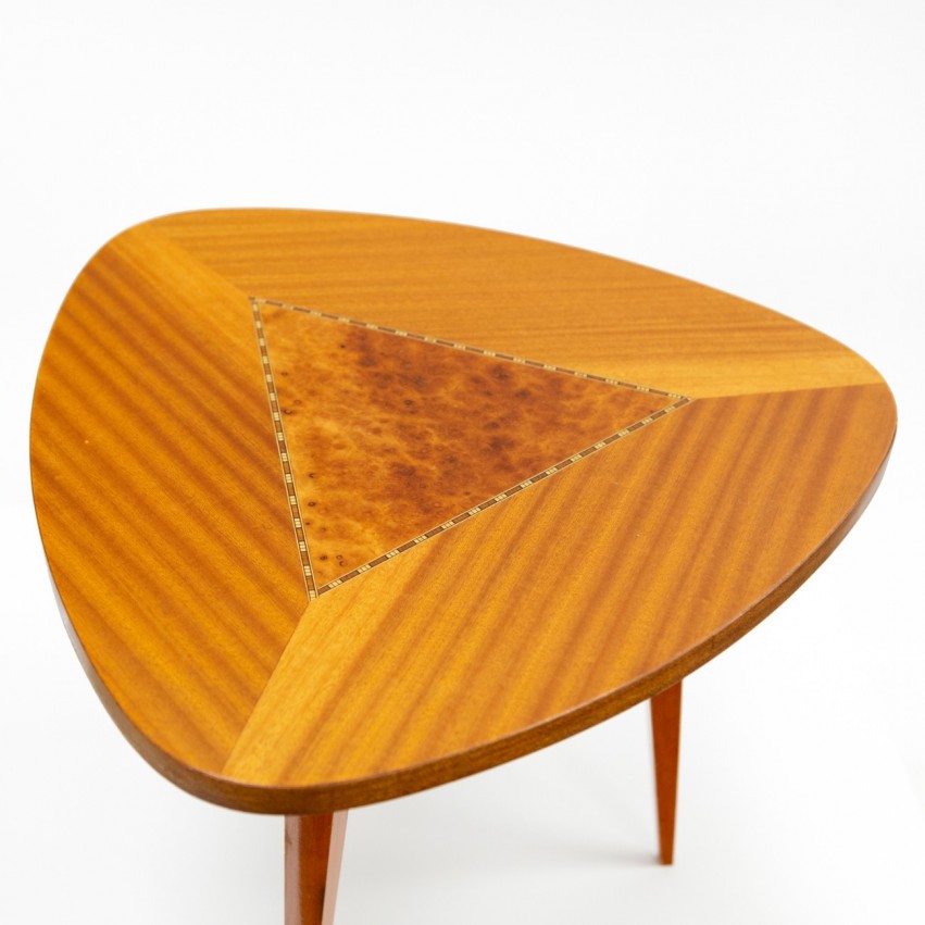 Table basse triangulaire tripode des années 1950