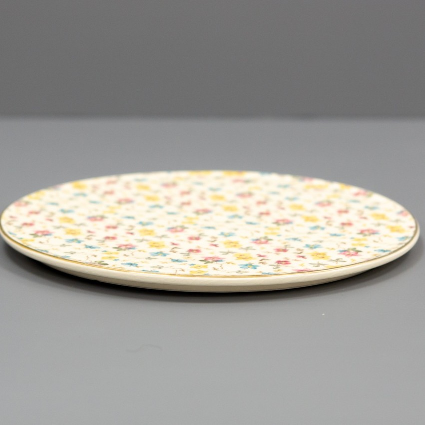 Plateau de présentation en faïence arborant des motifs floraux.