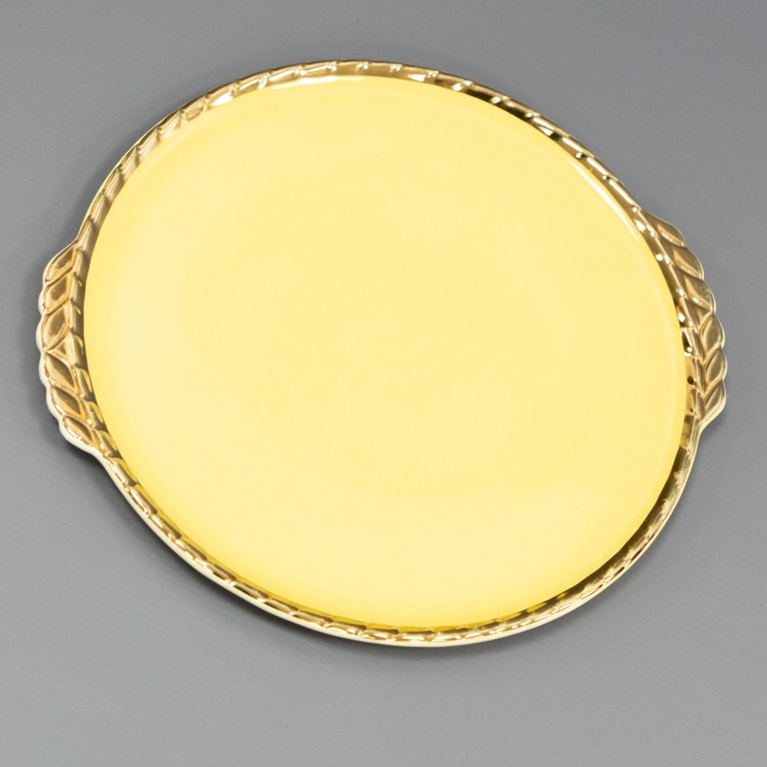 Plat rond jaune et doré en porcelaine de Salins