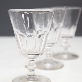 Verres à vin anciens en cristal