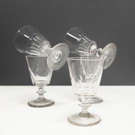 Verres à vin anciens en cristal