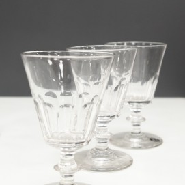 Verres à vin anciens en cristal