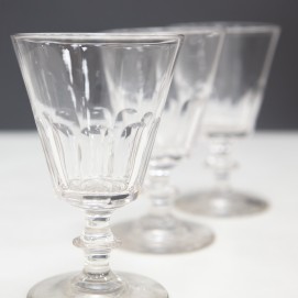 Verres à vin anciens en cristal