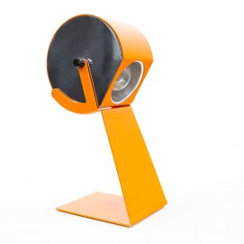 Lampe de chevet ou de bureau italienne, des années 1960, en métal orange et chromé.