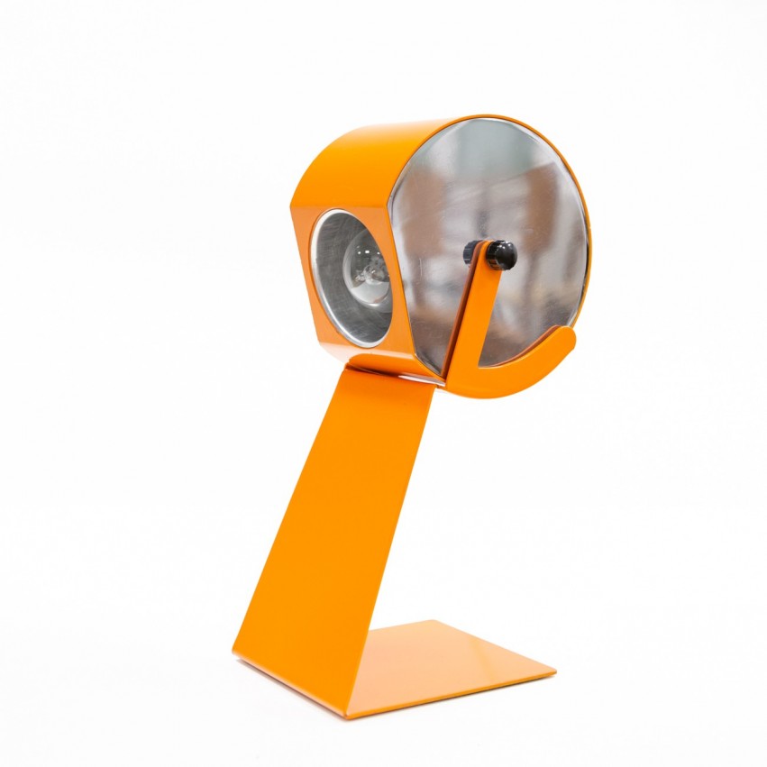 Lampe de chevet ou de bureau italienne, des années 1960, en métal orange et chromé.